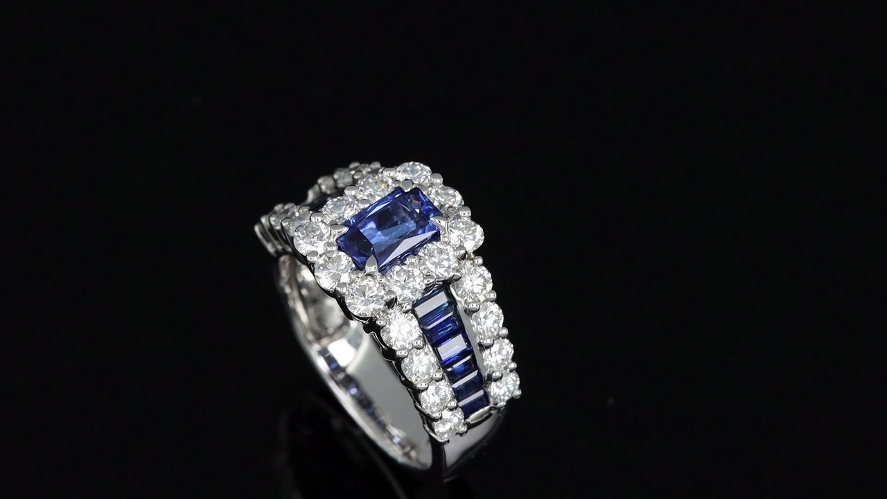 Anello modello Blue Moon con zaffiro ottagonale certificato della collezione Prestige realizzato dalla Gioielleria Casavola di Noci