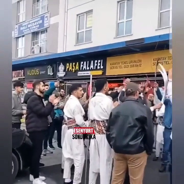 Yabancılar kılıçlarla sokağa indi. Vatandaş korkudan sokağa çıkamadı