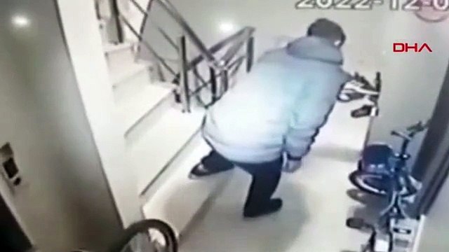 Pes dedirten hırsızlık! Ayakkabıyı kokladı, bisikleti çaldı