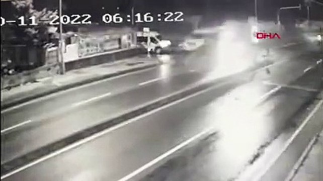 Kartal'da servis aracı ile kamyonet çarpıştı. Ölü ve yaralılar var. İşte o anlar
