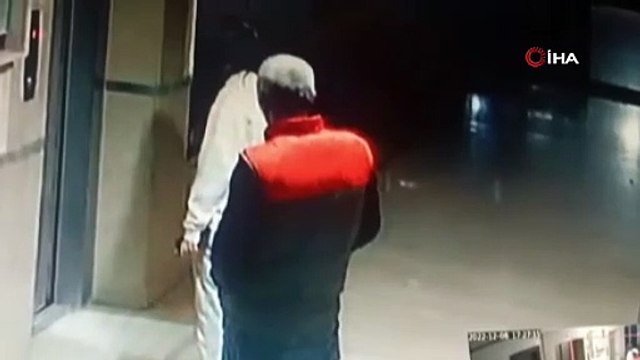 15 yaşındaki kız çocuğunu boğazına bıçak dayayarak asansörde taciz etti. Vatandaşın elinden sapığı kovalıyorum diyerek kaçtı