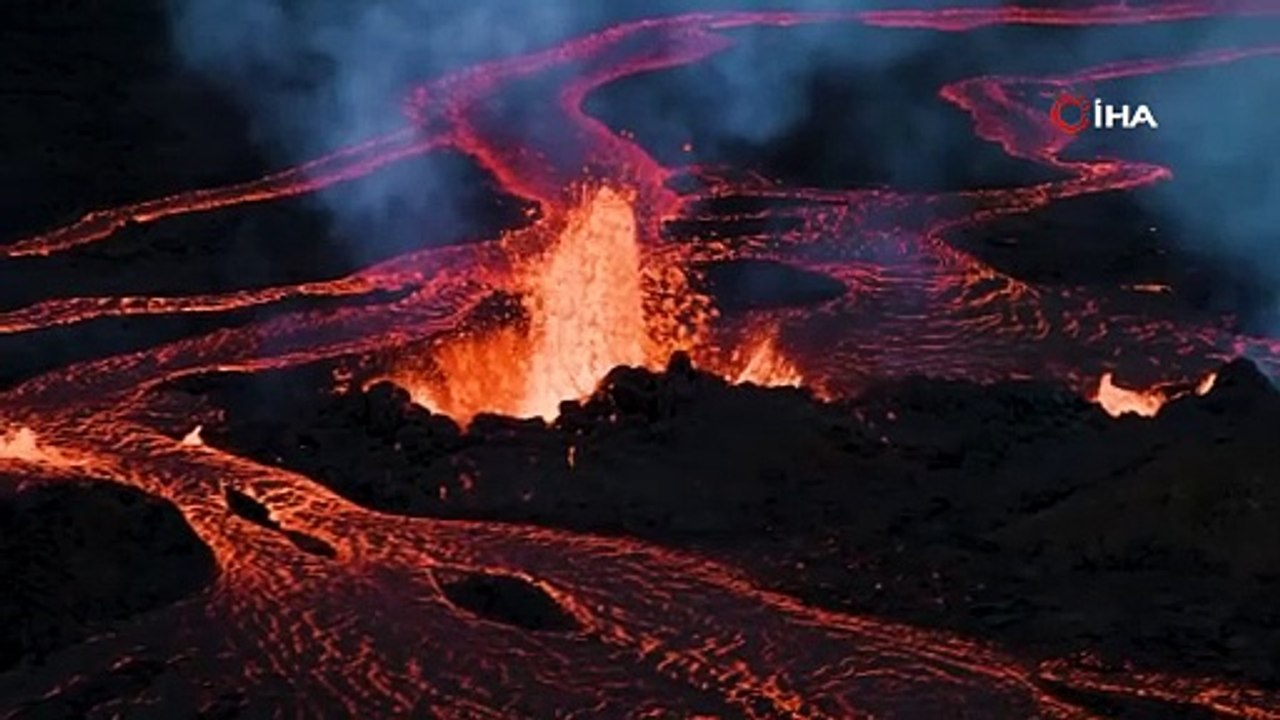 Hawaii'deki Mauna Loa Yanardağı lav kusuyor