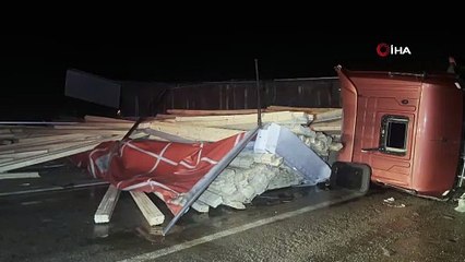 TIR devrildi! Yol ulaşıma kapandı