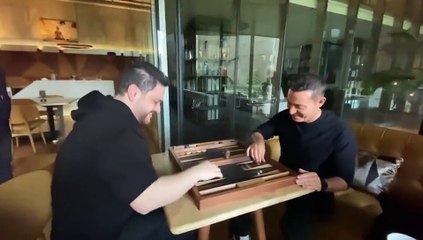 Mustafa Sandal'la  tavla oynayan BTP lideri Hüseyin Baş: Adam kazandı...