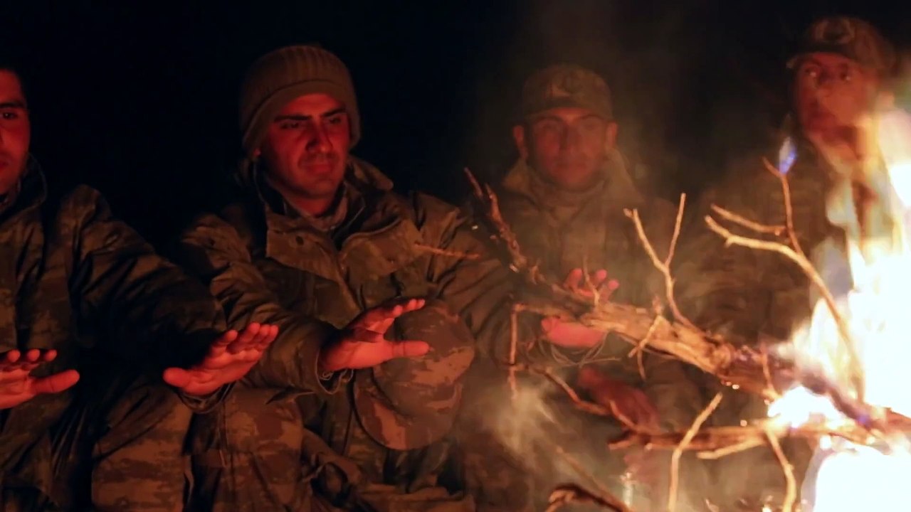 Komandolardan ateş başında 'Deniz üstü köpürür' türküsü