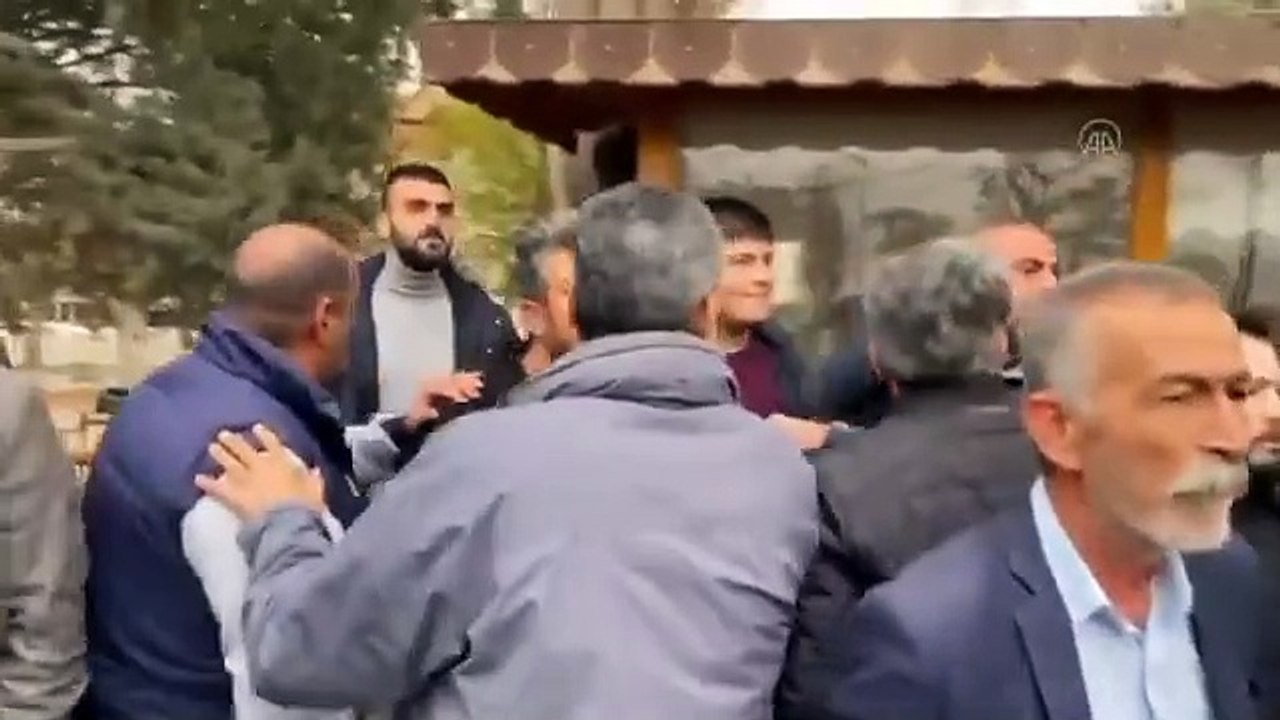 Ümit Özdağ'a Karkamış'ta protesto: Süleyman’ın provokatörlerinin canı cehenneme