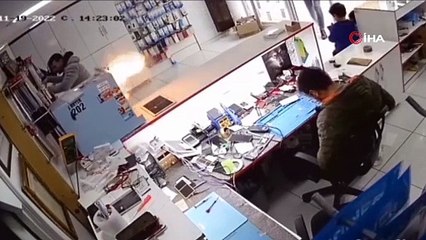 Cep telefonu bomba gibi patladı. Telefoncu az daha yanıyordu
