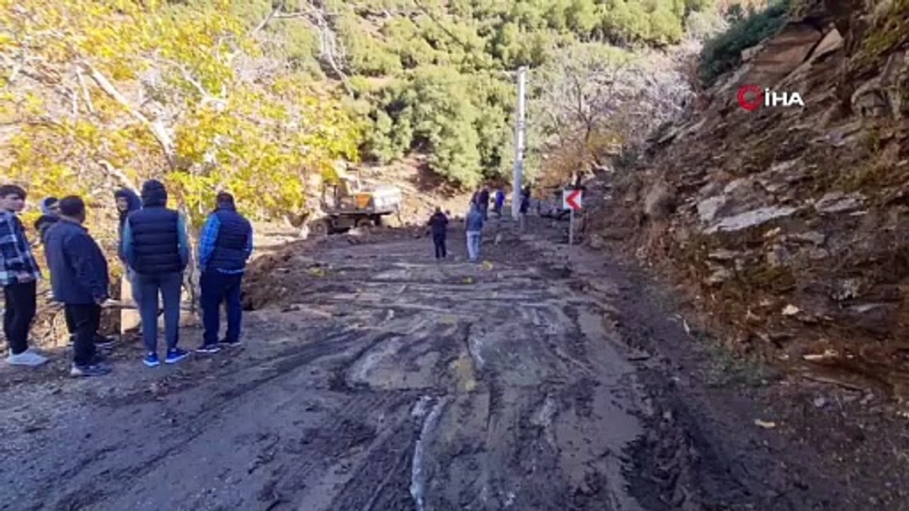 İzmir'de heyelan yol kapattı