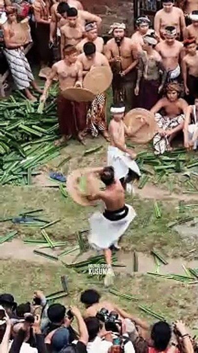 Tradisi Unik Desa Tenganan Pegringsingan.Jangan Lewatkan Next Event 25 Juni 2024 di Desa Tenganan Dauh Tukad. Kamu Sudah Pernah Lihat Langsung?