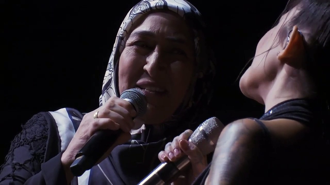 Melek Mosso annesiyle birlikte türkü söyledi