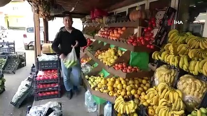 Yaralı leylek bakkalın maskotu oldu 