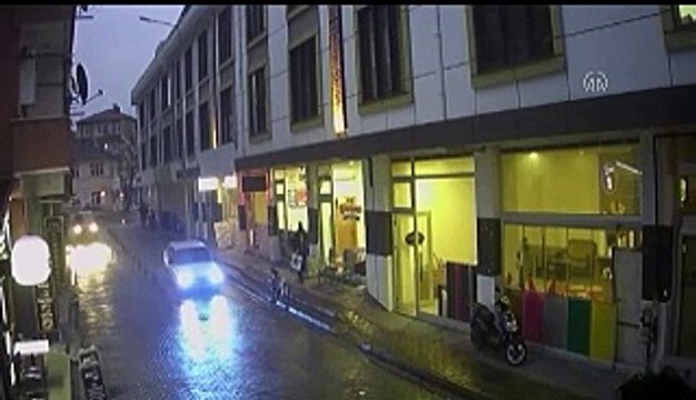 Sakarya'da sokak köpekleri okuldan dönen çocuğa saldırdı