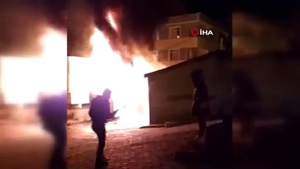 Park halindeki otobüs yandı. O anlar kameralara yansıdı