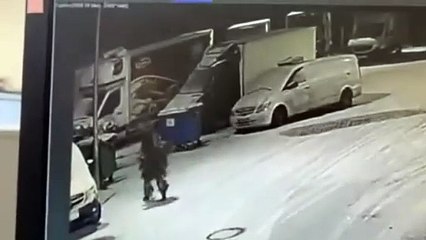 Yılbaşı ağacı gibi giyinip lastik kesti