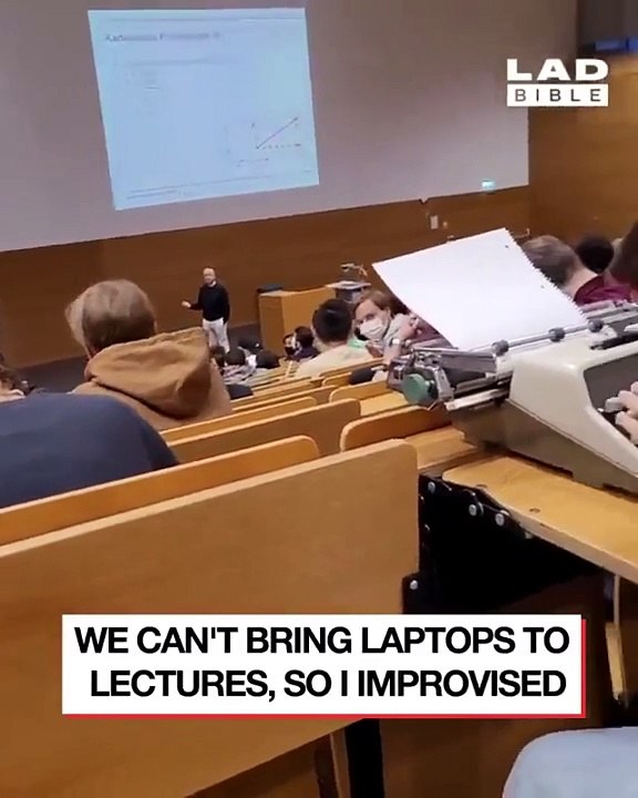 Laptopu yasaklayan profesörü daktilo ile pişman etti