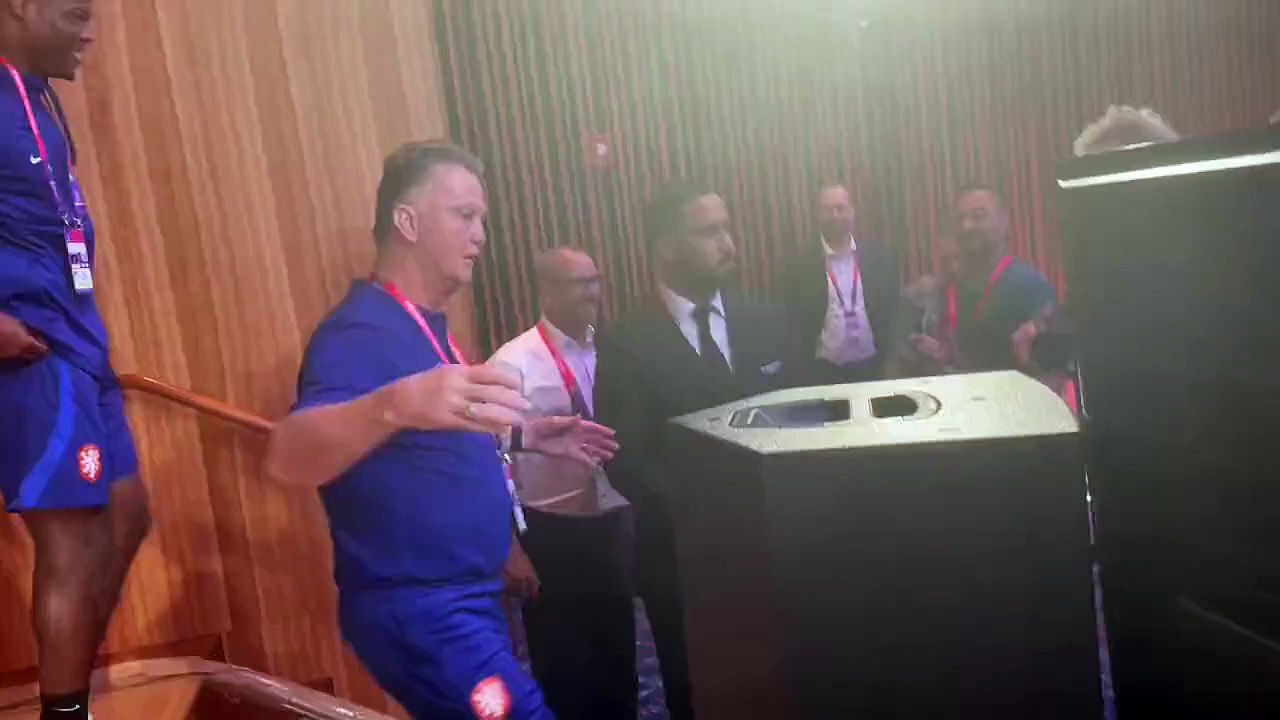 Van Gaal Senegalli gazeteciye bakın ne yaptı. Herkes şaşkına döndü