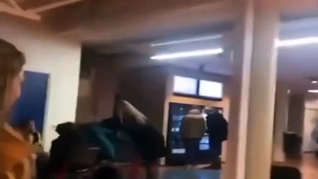 Çocuğun sandalyesini zorla alan kadına adam yumruk atıp bayılttı. Sizce kim haklı?