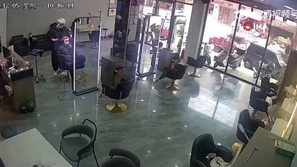 Tavan çöktü kuaför salonunun ortasına düştü!