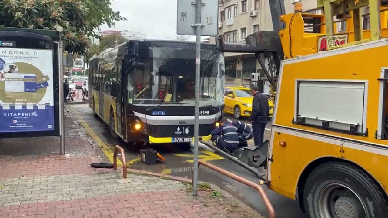 Bakırköy'de İETT otobüsünün minibüse çarptığı kazada 4 kişi yaralandı