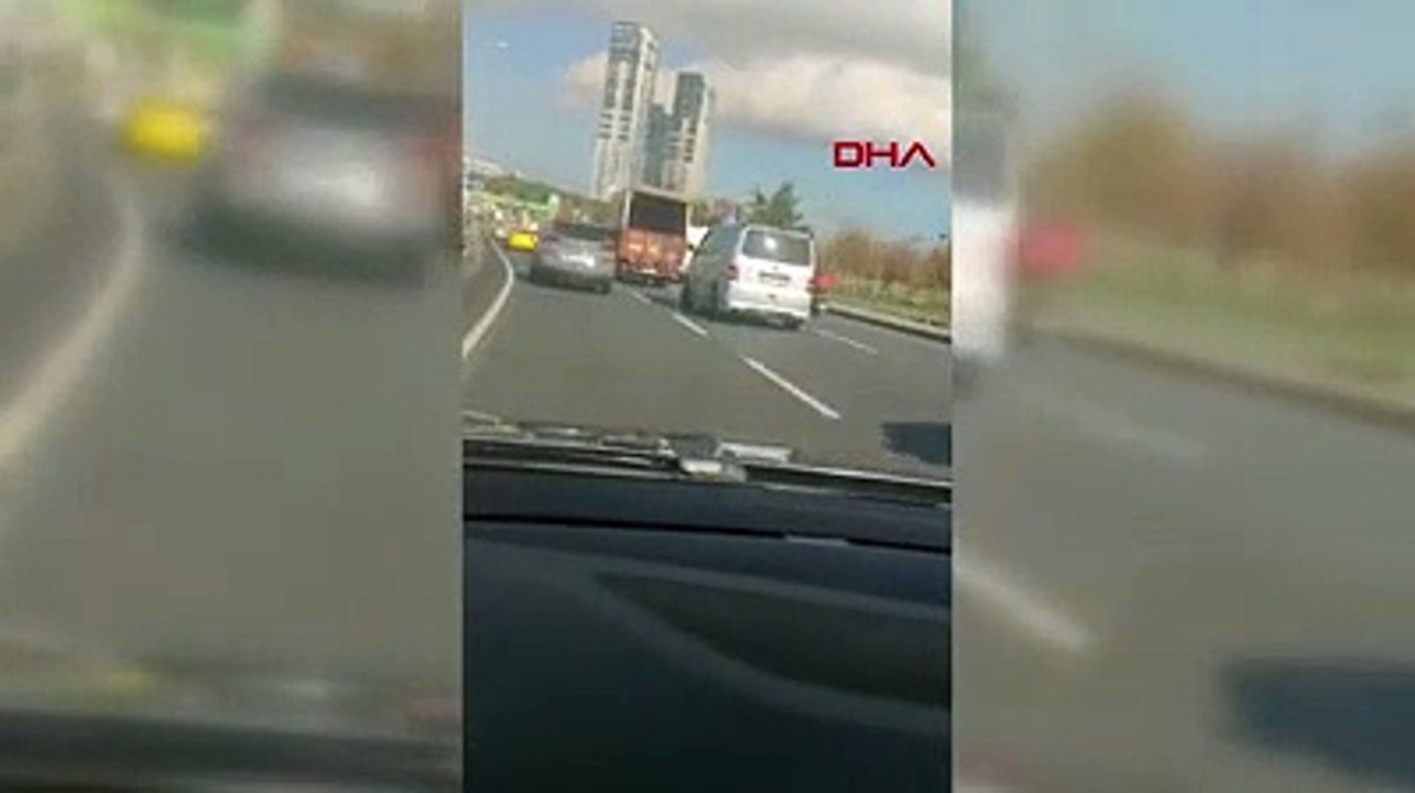 İşte makas terörü. Trafiği birbirine kattı polis gözaltına aldı
