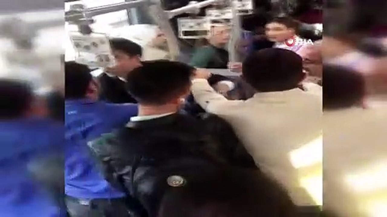 Metrobüste kavga eden erkekleri kadınlar ayırdı