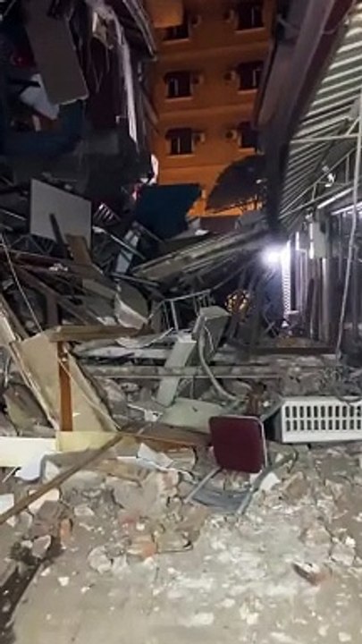 Düzce’de bir binanın ön cephesi çöktü