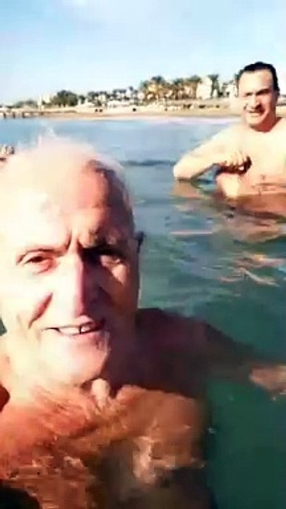 Aralıkta Antalya'da denize girdiler. Hayat parası değerli olana güzel.