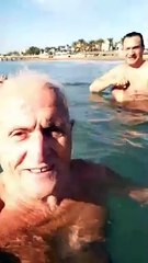 Aralıkta Antalya'da denize girdiler. Hayat parası değerli olana güzel.