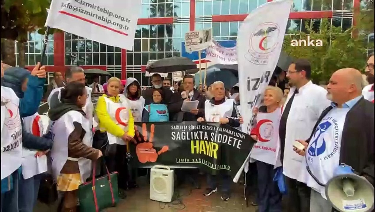 İzmir'de 'sağlıkta şiddet' protestosu: Sağlık çalışanlarını korumak için parmağınızı kıpırdatmıyorsunuz