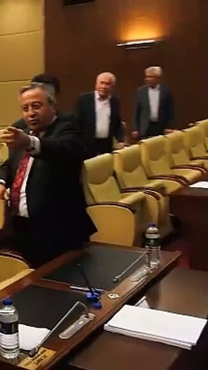 AKP'li üye mecliste ayıp el hareketi yaptı