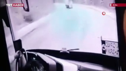 Yolcu otobüsü tırla çarpıştı: 2 ölü, 30 yaralı