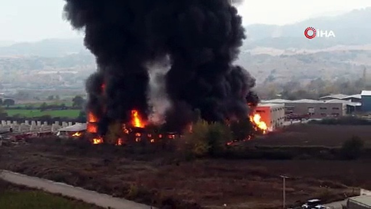 Şehirde alarm verildi. Fabrika alev alev yanıyor