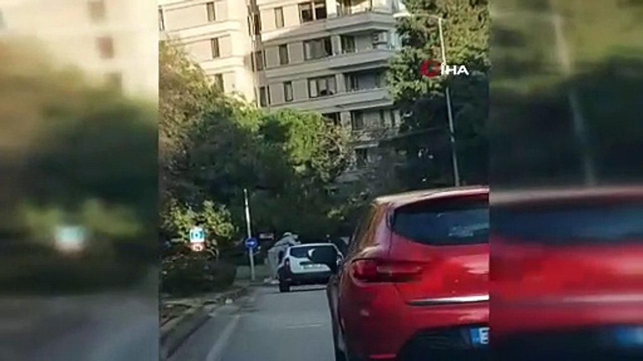 Akan trafikte otomobilin çatısına asıldılar. Biri bu gençlere 'dur' desin