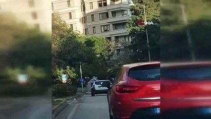 Akan trafikte otomobilin çatısına asıldılar. Biri bu gençlere 'dur' desin