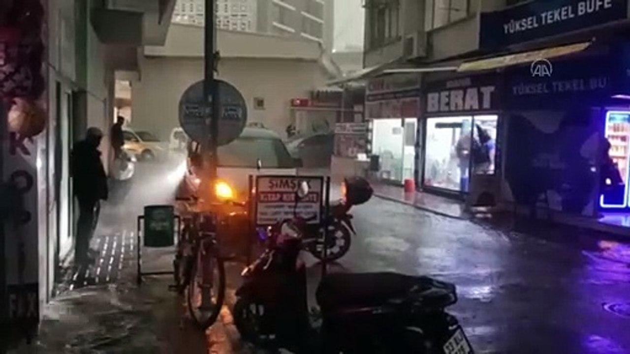 Mersin'de sağanak ve dolu etkili oluyor! Cadde ve sokaklar su altında kaldı