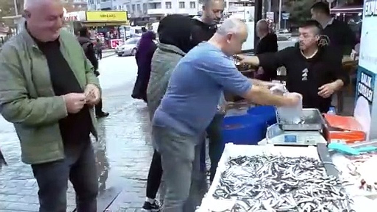 Hamsinin düşen fiyatı vatandaşın yüzünü güldürdü