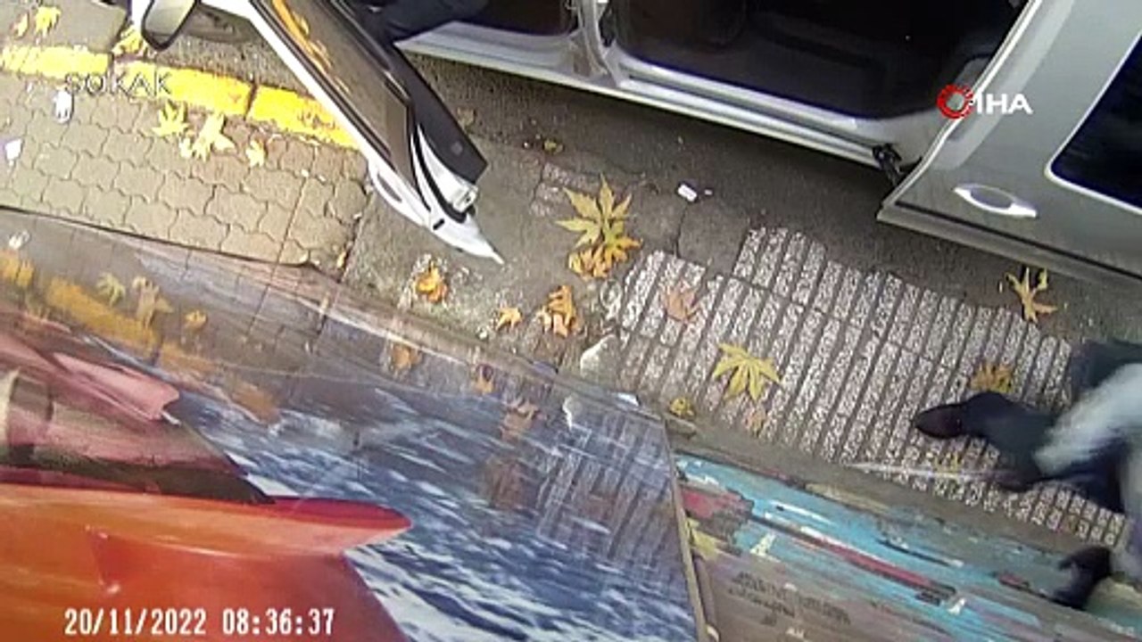 Bunlar da kibar hırsız. Otomobile yol verip soy...
