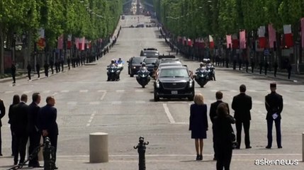Biden in Francia, Macron lo accoglie all'Arco di Trionfo