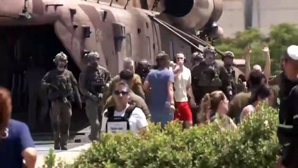 Andrey Kozlov desembarca de helicóptero em Israel, cercado de soldados