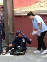 Şanlıurfa'da sınava geç kalan genç ve annesi, okul önünde göz yaşlarını tutamadı