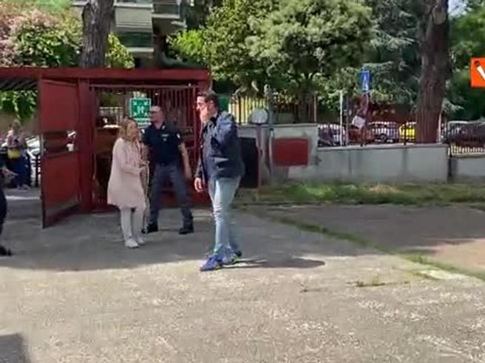 Giorgia Meloni arriva al seggio per il voto alle Europee: “Siamo in silenzio elettorale”
