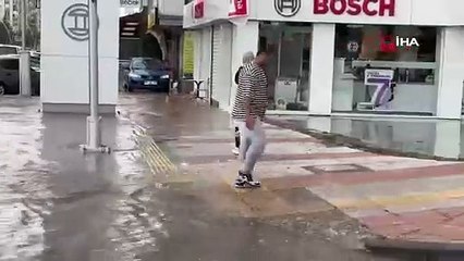 Yaz yağmuru ve dolu yolları göle çevirdi