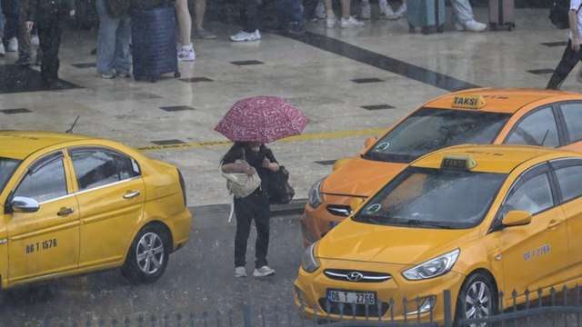 Ankara'yı sağanak vurdu! Metro girişleri ve alt geçitleri su bastı