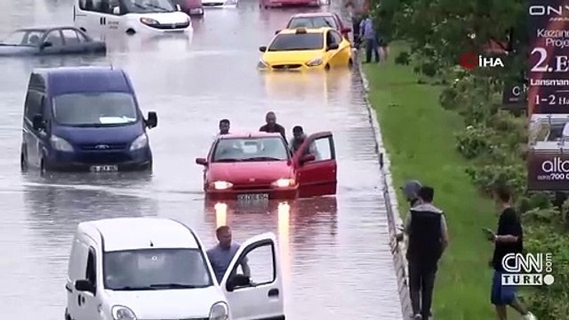 Ankara'da caddeler göle döndü! Otomobiller suya gömüldü