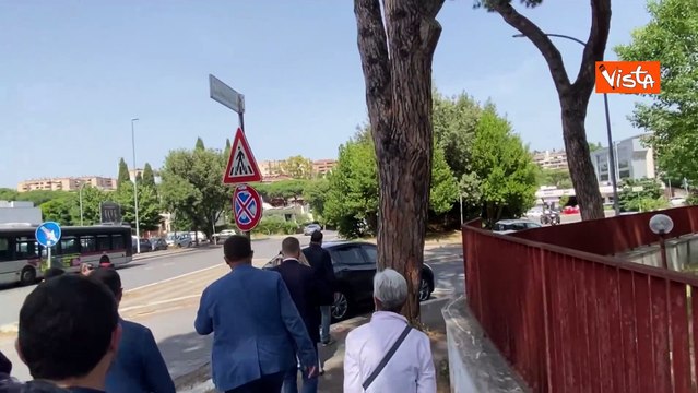 Il ciao con la mano di Giorgia Meloni dall'auto lasciando il seggio elettorale dopo il voto