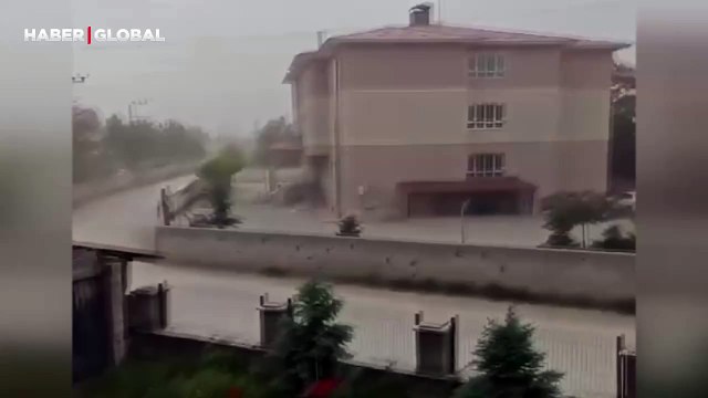 Van'da ürküten anlar: Çatının uçma anları kaydedildi