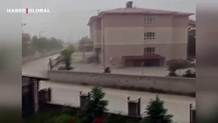 Van'da ürküten anlar: Çatının uçma anları kaydedildi