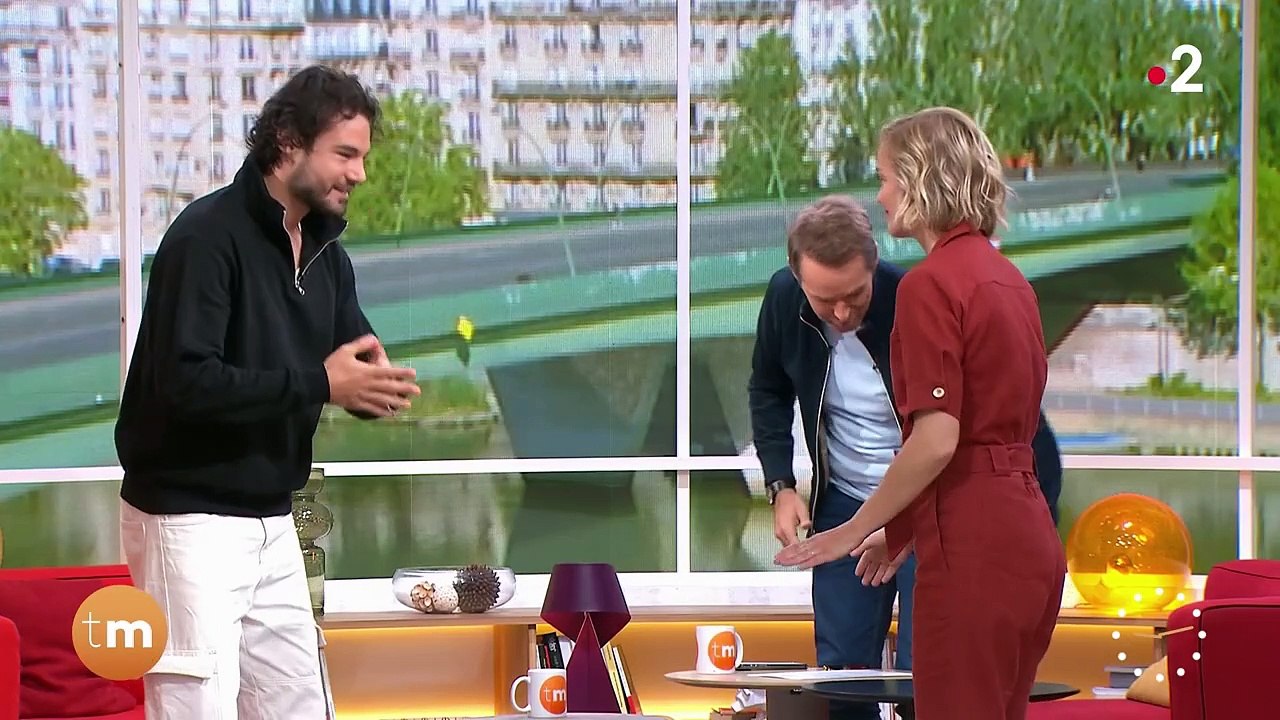 Anthony Colette et Maya Lauqué ont improvisé une danse sur le plateau de "Télématin".