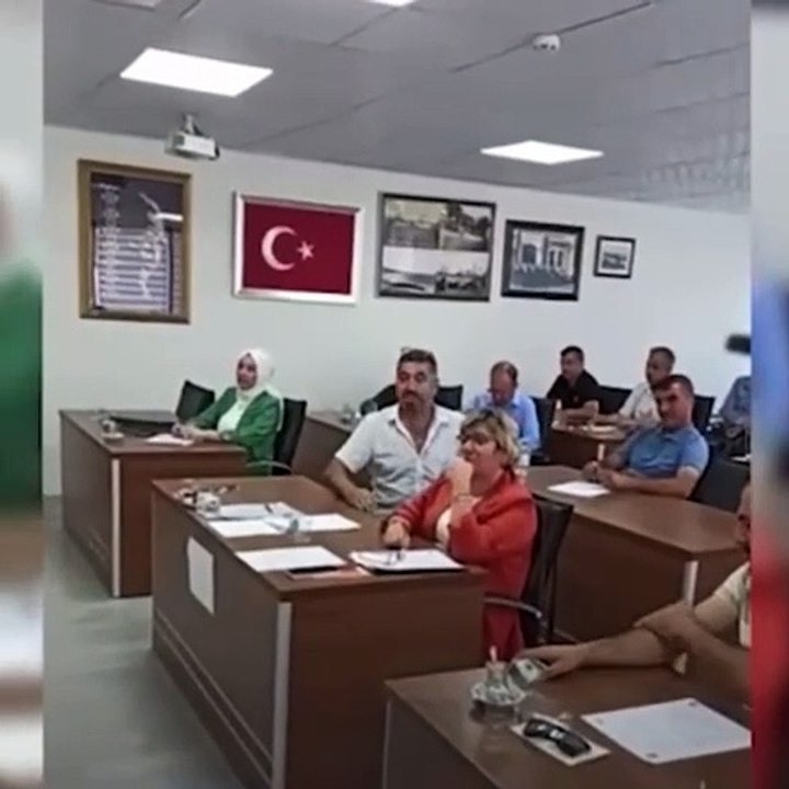 İYİ Partili başkanın yandaşı meclis toplantısını bastı üyelerden hesap sordu