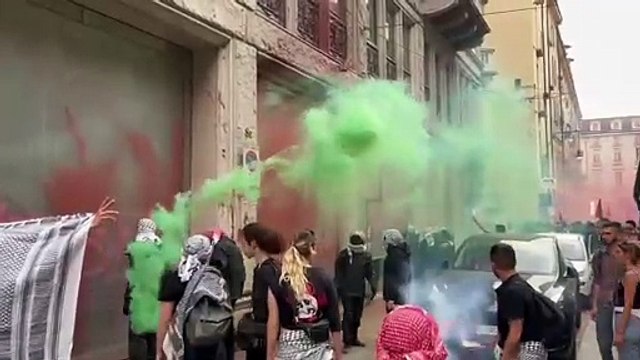 Corteo pro Palestina a Torino, imbrattata la facciata della banca Intesa Sanpaolo